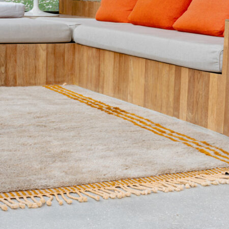 Idée décoration salon tapis berbère orange et sable