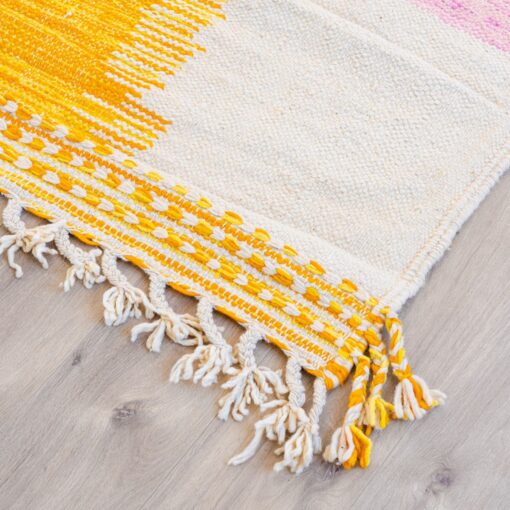 Détail sur tapis aux motifs berbères tissé à la main multicolore
