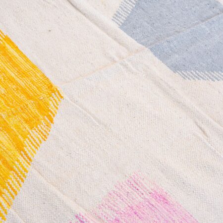 Gros plan sur tapis aux motifs berbères tissé à la main multicolore